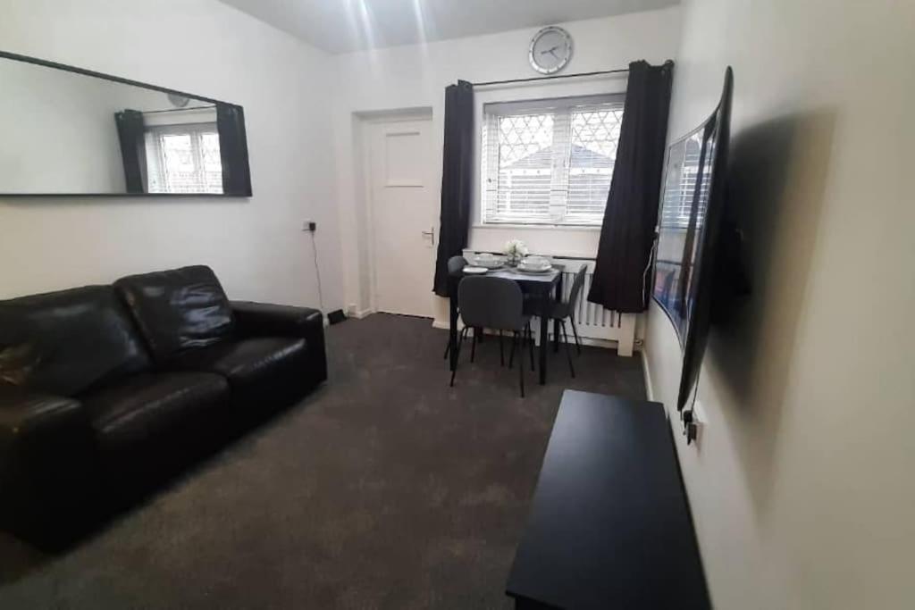 Entire Rental, Easy Reach To Etihad Stadium Manchester Exterior photo