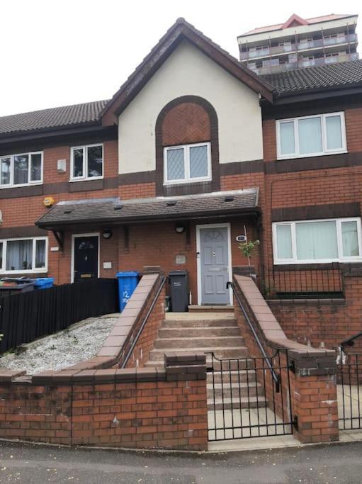 Entire Rental, Easy Reach To Etihad Stadium Manchester Exterior photo